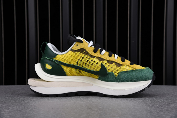 nike vaporwaffle sacai tour yellow stadium green cv1363-700