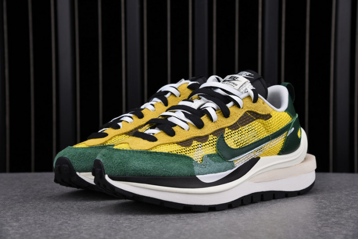 nike vaporwaffle sacai tour yellow stadium green cv1363-700
